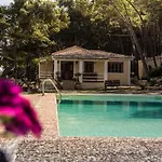 Azzuro Beach House - On The Beach & Private Pool, By Zantewize